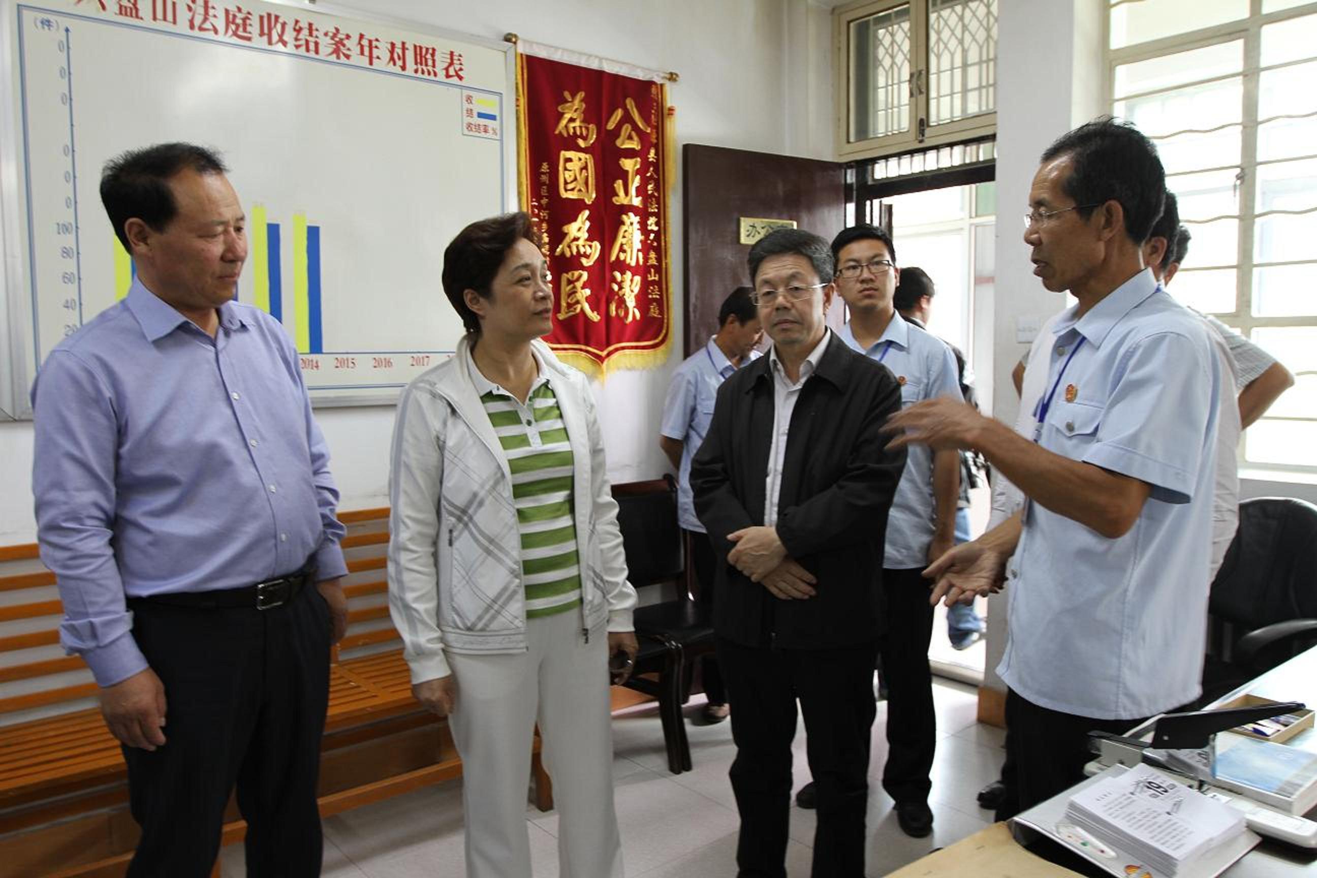 陶凯元副院长（左二）在泾源县六盘上人民法庭调研.JPG